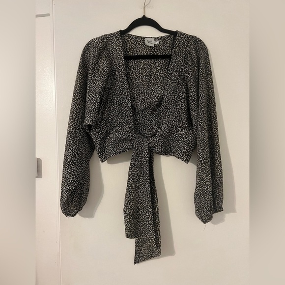 Princess Polly Black and White Women's Wrap Top size 6 (SKU C104) - Picture 1 of 6